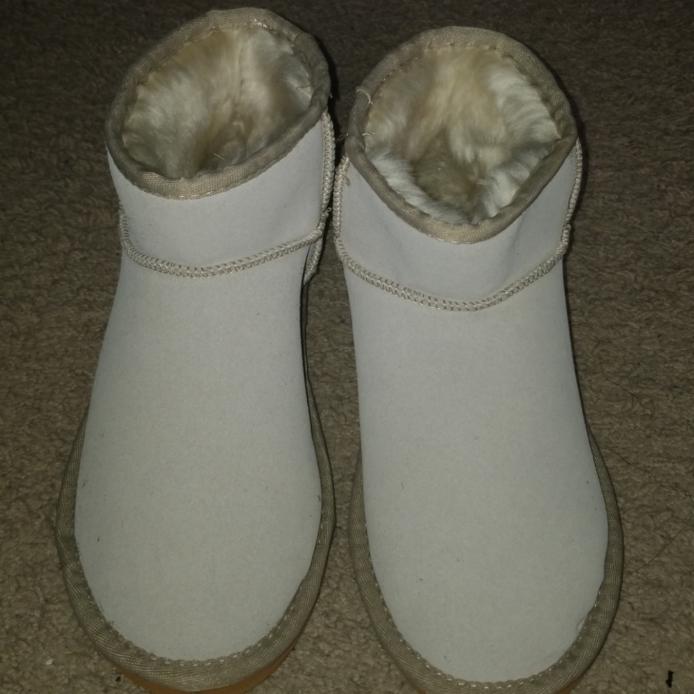 sandy  color uggs size 7